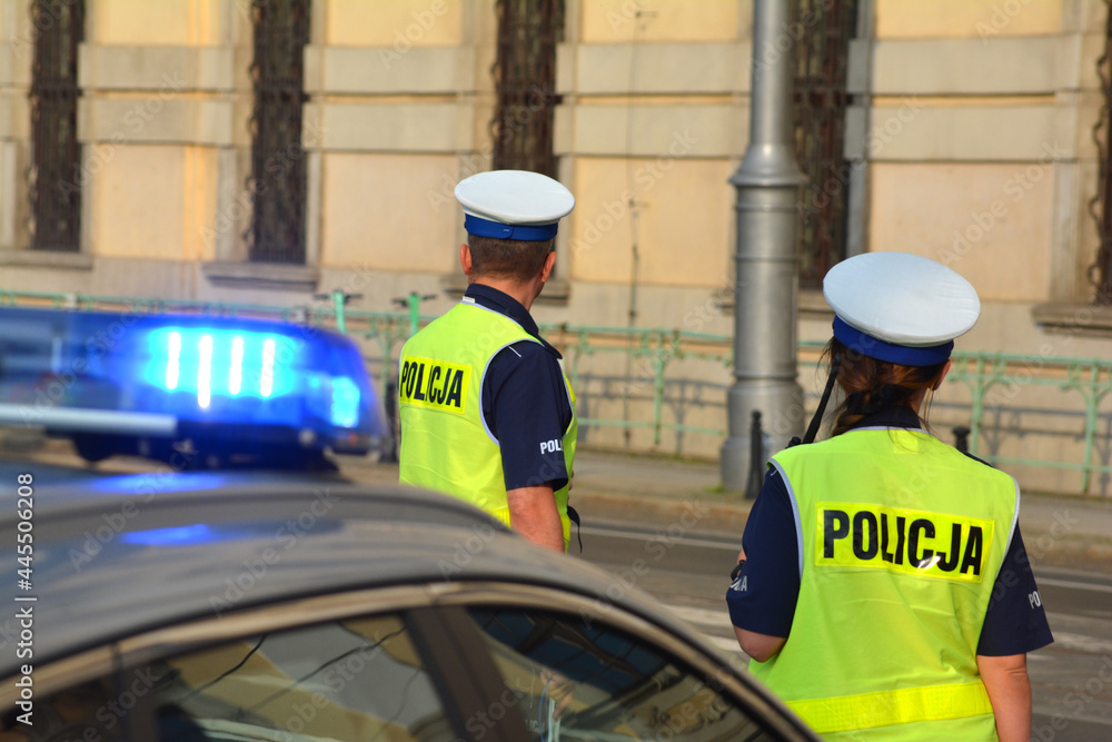 Policjanci wydziału ruchu drogowego podczas pracy  na drodze w mieście.  - obrazy, fototapety, plakaty 