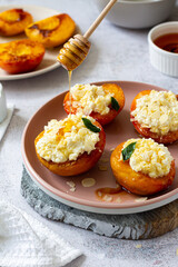 Caramelized peaches with cheese and honey 