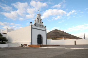 plaza e iglesia de la candelaria en el pueblo de tías de la isla de lanzarote en canarias