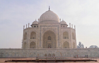 Canvas Print - Mesmerizing Taj Mahal mausoleum complex in Agra, India