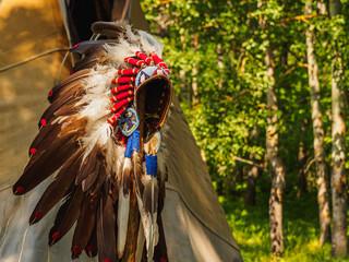 Feather headdress ancient amerindian . Attributes of the ancient american indian.