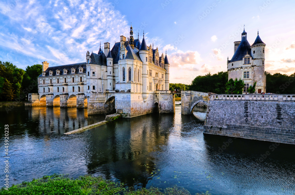 Beautiful Chateau Chenonceau and tower with reflections near sunset, Loire Valley, France - obrazy, fototapety, plakaty 
