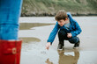 © Rawpixel.com - Young boy pointing at a jellyfish on the seashore