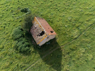 Poster - Maison en ruine dans un champ, vue aérienne, Bourgogne