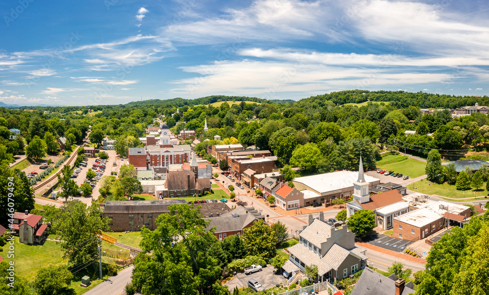 Aerial view of Tennessee's oldest town, Jonesborough. Jonesborough was founded in 1779 and it was the capital for the failed 14th State of the US, known as the State of Franklin - obrazy, fototapety, plakaty 