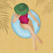 Letnie wakacje - kobieta opalająca się na plaży w różowym bikini i zielonym kapeluszu. relaks na plaży w cieniu liści palmowych.