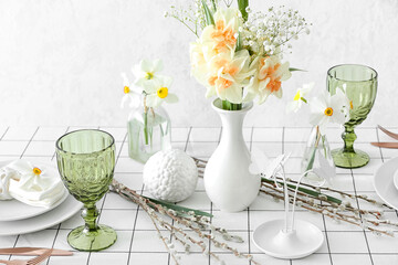 Beautiful table setting with narcissus flowers