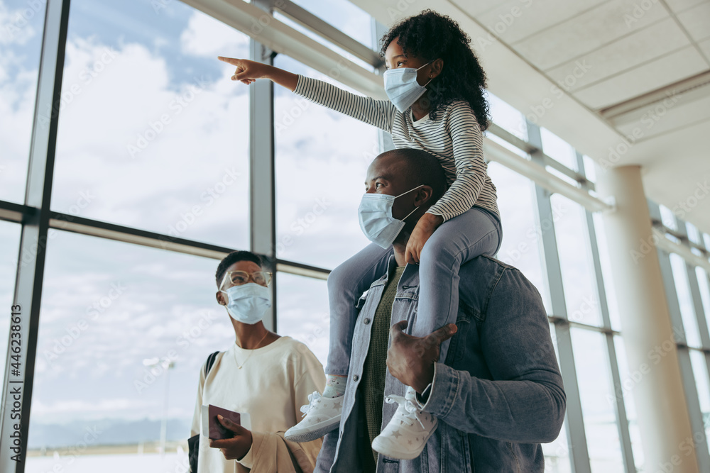 African family at airport in pandemic - obrazy, fototapety, plakaty 