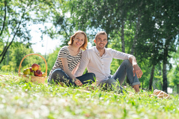 Poster - Couple on a picnic in the park