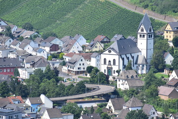 Poster - Kirche an einer Stelzenstraße in Leutesdorf am Rhein