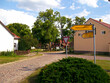 Straßenkreuzung in ein kleines Dorf in der Uckermark
Schild mit der Aufschrift: Mahlendorf 6 km; Templin 8,5 km und Alt Placht 3,8 km