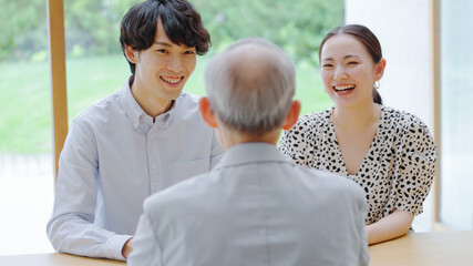 Canvas Print - 会話をするシニア男性と若い男女