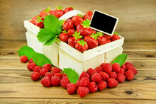 Frische Erdbeeren Und Himbeeren Im Korb Mit Label Auf Holz