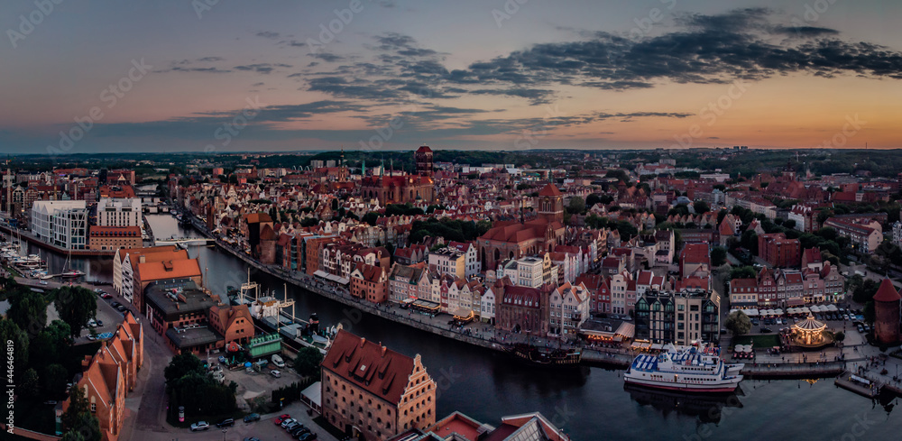 Gdańsk o zachodzie słońca - obrazy, fototapety, plakaty 