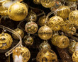 Mit Gold verzierte Weihnachtskugeln auf dem Wiener Weihnachtsmarkt
