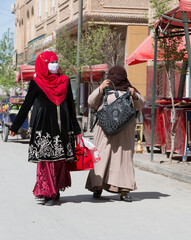 Canvas Print - Chineses Uighur veiled women in the street in Kashgar, Xinjiang, China