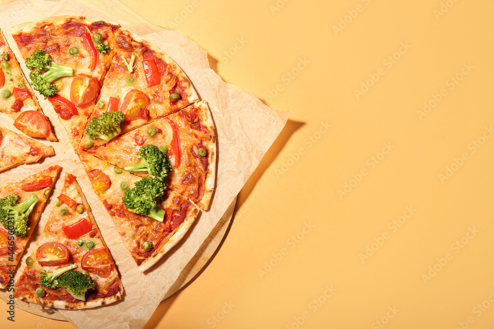 Board with tasty vegetarian pizza on color background - obrazy, fototapety, plakaty 