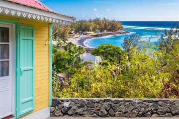 Poster - Maison créole avec vue sur la baie de Saint-Leu, île de la Réunion 