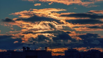 Aufkleber - Sun setting behind dramatic sunset clouds over city skyline silhouette. Timelapse, 4K UHD.
