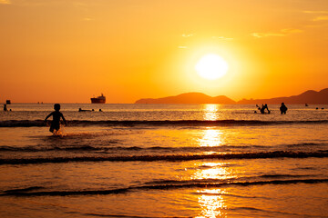 Wall Mural - curtindo o verão na praia com pôr-do-sol