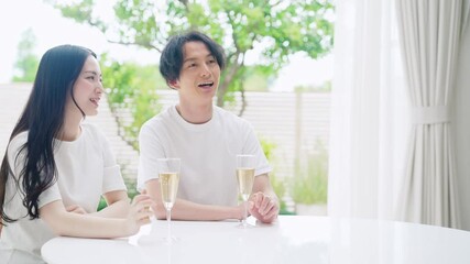 Poster - ドリンクを飲みながら会話するカップル