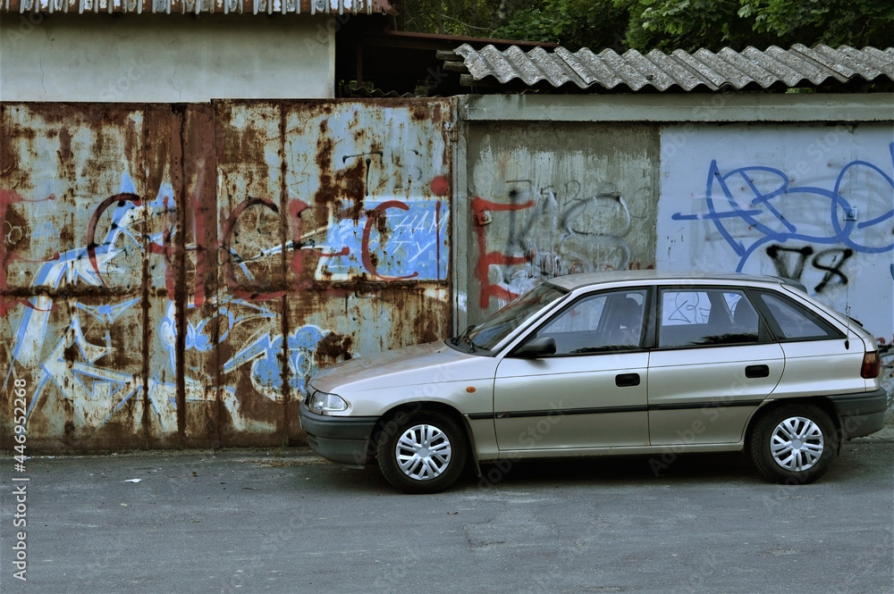 Obraz na płótnie Stare auto, droga, graffiti w salonie