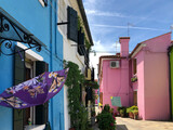 Fototapeta Uliczki - scenic narrow colorful houses at the venetian island of Burano