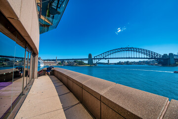 Wall Mural - SYDNEY - AUGUST 20, 2018: Worker in front of Opera House on a sunny day.