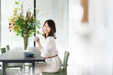 Sticker - カフェでコーヒーを飲む若い女性