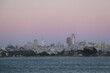 Tolle Aussichten von der Golden Gate Bridge in San Francisco in Amerika. Atemberaubender Sonnenuntergang mit eine Möwe im Vordergrund. Klarer Himmel.