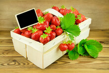 Frische Erdbeeren Im Korb Mit Label Auf Holz