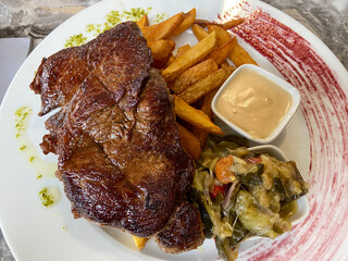 Poster - Steak frites, légumes et sauce au poivre sur une assiette 