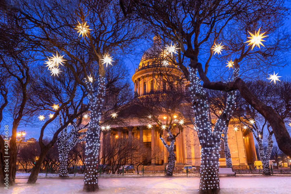 Saint Petersburg in winter. Russia Christmas evening. St. Isaac's Cathedral on Christmas night. Christmas holidays Saint Petersburg. New Year's Eve in Russia. Garlands in front of St. Isaac's place - obrazy, fototapety, plakaty 