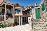 Fototapeta  - Hermosa callejuela de edificios bajos y arquitectura de piedra en la villa de Combarro, provincia de Pontevedra, España