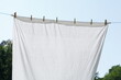 Weisses Betttlaken an einer Wäscheleine hängend, Deutschland, Europa