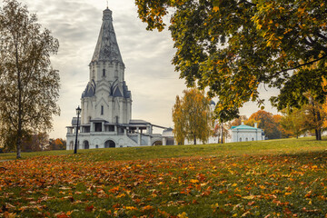 Wall Mural - View of Church of the Ascension and architectural complex in Kolomenskoye on autumn day. Moscow