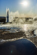 Heiße Quelle, hinten Eruption des Geysir Strokkur, Geothermalgebiet Haukadalur, Golden Circle, Südisland