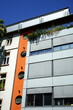 Graue Außenrollos als Sonnenschutz in der modernen Fassade eines Wohnhaus im Sommer bei blauem Himmel und Sonnenschein im Nordend von Frankfurt am Main in Hessen