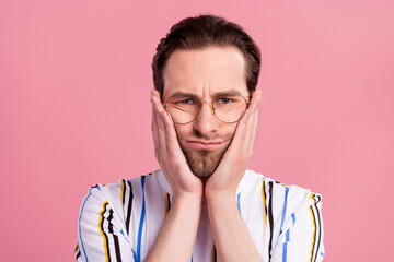 Poster - Photo portrait man in t-shirt glasses grumpy face upset offended isolated pastel pink color background