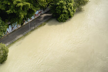 Spazierweg Neben Der Aare Fast Im Hochwasser In Bern, Schweiz