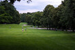 Westpark München mit Menschen im Sommer mit grünen Wiesen