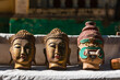 Drei Masken auf einem Marktstand im Freien vor einem Tempel in Bagan in Myanmar