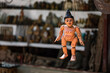 Nahaufnahme einer  traditionellen birmanischen Marionette aus Holz in Handarbeit gefertigt