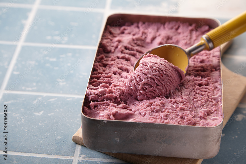 Yummy pink gelato in container with spoon - obrazy, fototapety, plakaty 