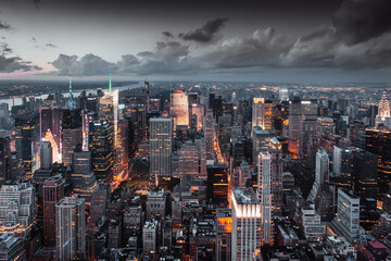 Fototapete - Vue aérienne de nuit sur la city de New York.
