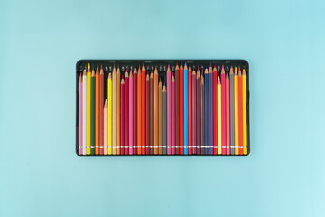 푸른 종이 위에 색연필
colored pencils on blue paper