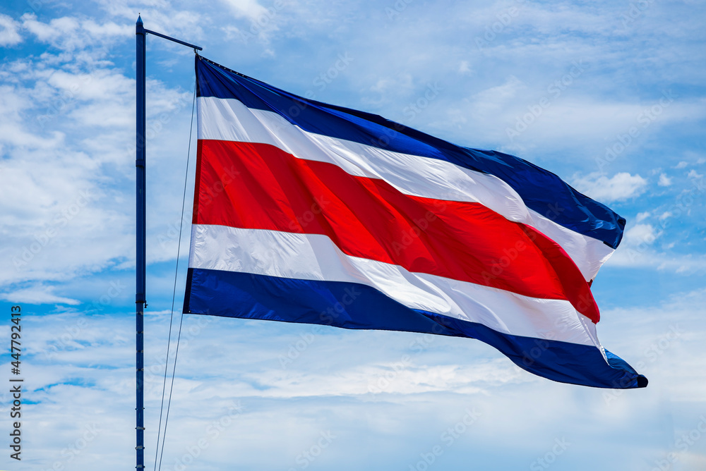 Bandera de la república de Costa Rica ondeando con el cielo de fondo Stock Photo | Adobe Stock