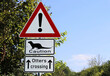 Straßenschild Achtung Otterwechsel. Fischotter können über die Straße laufen
