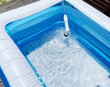 子供用プールに水を貯める 反射する水面