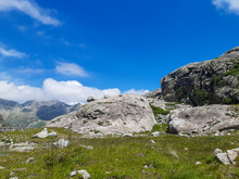 Vista Panoramica Sul Sentiero Che Porta Al Rifugio E Ai Laghi Cornisello Nella Val Nambrone In Trentino, Viaggi E Paesaggi Nel Parco Adamello-Brenta Sulle Dolomiti In Italia